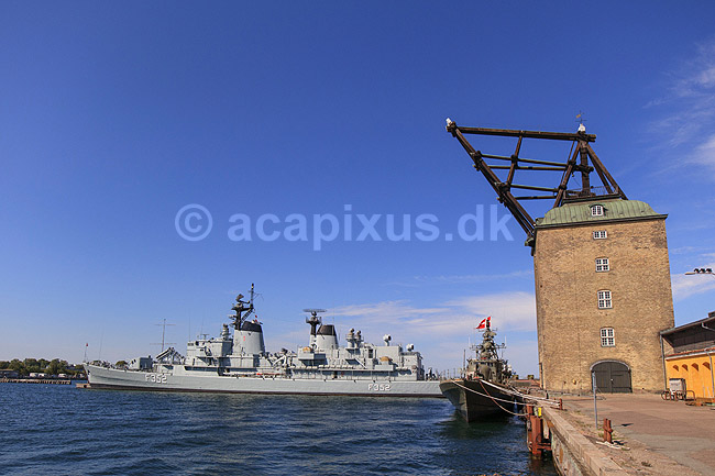 Peder Skram og Mastekranen. Museumsskibet Peder Skram og Museumsskibet P547 Sehested fort�jet p� Nyholm ved Mastekranen som del af Statens Forsvarshistoriske Museum; ; Marinestation K�benhavn / K�benhavn; Danmark; ; ; torpedomissilb�d, Willemoes-klassen