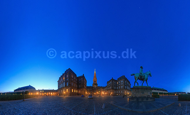 Christiansborg. 360 graders panorama af rytterstatuen af Christian den 9ende foran Christiansborg Slot; ; K�benhavn; Danmark; ; sev�rdigheder; slotte, arkitektur, borge, konged�mmet, monarki, panoramaer