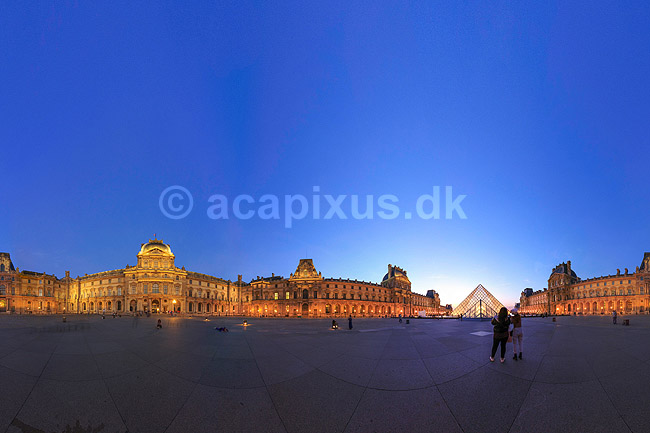Louvre. 360 graders panorama af pladsen p� Palais du Louvre med Pei Leoh Mings glaspyramide; ; Mus�e du Louvre / Paris; Frankrig; ; ; Sev�rdigheder, pyramider, museer, museum, Pei Leoh Ming, panoramaer, solnedgang