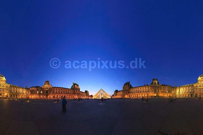 Louvre. 360 graders panorama af pladsen p� Palais du Louvre med Pei Leoh Mings glaspyramide; ; Mus�e du Louvre / Paris; Frankrig; ; ; Sev�rdigheder, pyramider, museer, museum, Pei Leoh Ming, panoramaer, solnedgang