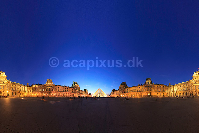 Louvre. 360 graders panorama af pladsen p� Palais du Louvre med Pei Leoh Mings glaspyramide; ; Mus�e du Louvre / Paris; Frankrig; ; ; Sev�rdigheder, pyramider, museer, museum, Pei Leoh Ming, panoramaer, solnedgang