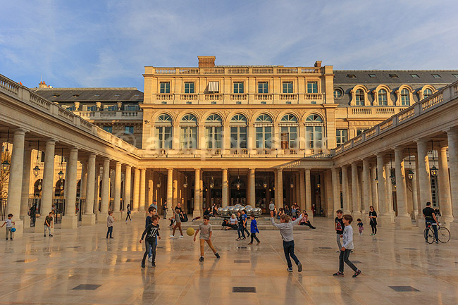 Le Palais Royal. Drenge spiller fodbold imellem s�jle collonaderne i Le Palais Royal. Paladset bygget til Cardinal Richelieu af arkitekt Lemercier; ; Le Palais Royal / Paris; Frankrig; ; ; Sev�rdigheder