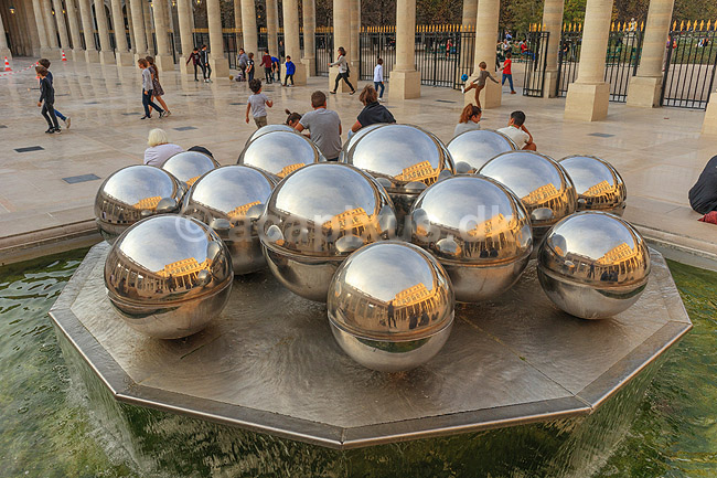 Le Palais Royal. Spejlende kugler reflekterer Cour d'honneur i Palais Royal; ; Le Palais Royal / Paris; Frankrig; ; ; Sev�rdigheder