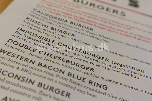 Impossible Burger. Vegetar burger lavet med l�gh�moglubin udtrykt recombinant i g�ren. Her som Impossible Cheeseburger p� menuen; ; San Francisco / Californien; USA; ; ; Burger, mad, vegetar, streetfood, fast food