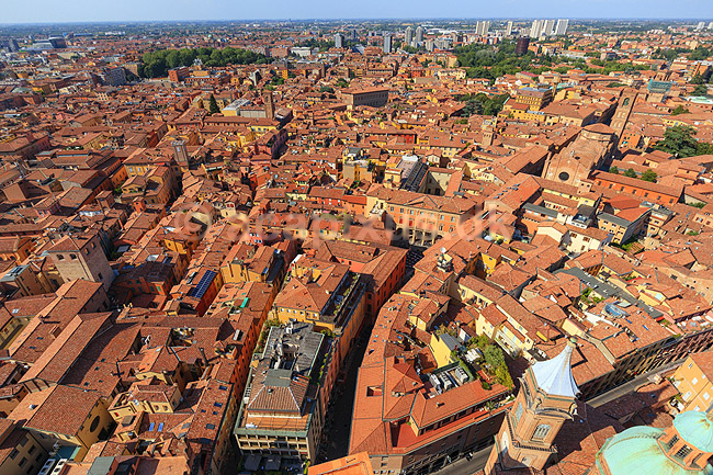 Bologna. Hustage i den gamle bydel i Bologna set fra toppen af Torre degli Asinelli; ; Bologna; Italien; ; ; Landskaber, cityscape