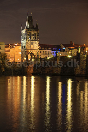 Prag. Brotårnet og Karlsbroen over floden Vltava (tysk Moldau) i Prag; ; Prag; Tjekkiet; ; ; Seværdigheder