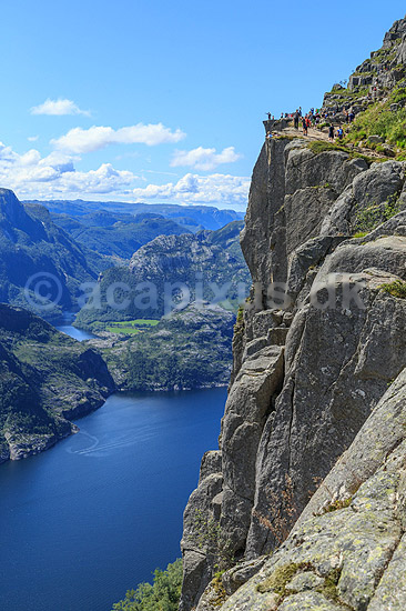 Preikestolen. Fjeldvandrere p� Preikestolen over Lysefjorden; ; Preikestolen / Forsand / Stavanger; Norge; ; ; Vandring, vandretur, fjeldvandring, Pulpit Rock, turisme