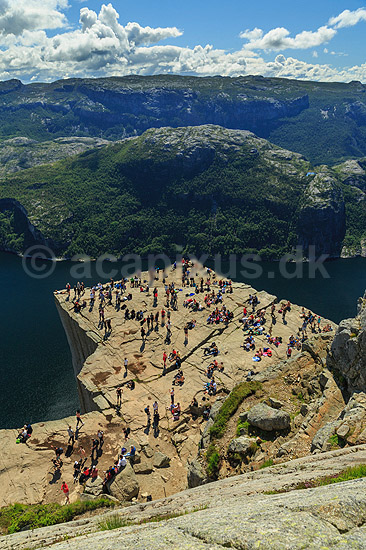 Preikestolen. Fjeldvandrere p� Preikestolen over Lysefjorden; ; Preikestolen / Forsand / Stavanger; Norge; ; ; Vandring, vandretur, fjeldvandring, Pulpit Rock, turisme