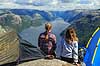 Lysefjorden. Fjeldvandrere nyder udsigten over Lysefjord. De er overnattet i telte n�r Preikestolen  Preikestolen / Forsand / Stavanger Norge   Vandring, vandretur, fjeldvandring, turisme, camping
