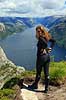 Lysefjorden. Fjeldvandrer nyder udsigten over Lysefjord n�r Preikestolen  Preikestolen / Forsand / Stavanger Norge   Vandring, vandretur, fjeldvandring, turisme, camping