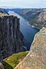 Lysefjorden. Landskabet n�r Kjeragbolten med Lysefjord i baggrunden  Kjerag / Stavanger Norge   Vandring, vandretur, fjeldvandring