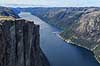 Lysefjorden. Landskabet n�r Kjeragbolten med Lysefjord i baggrunden  Kjerag / Stavanger Norge   Vandring, vandretur, fjeldvandring