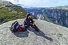Fjeldvandrer. Fjeldvandrer nyder udsigten over fjeldet n�r Kjeragbolten  Kjerag / Stavanger Norge   Vandring, vandretur, fjeldvandring, turisme, hiking