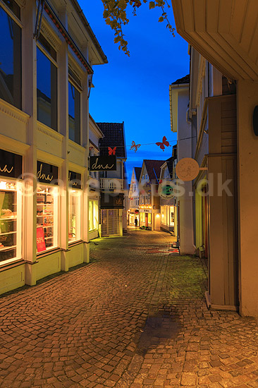 Stavanger. Bybillede i S�regata i den gamle by i Stavanger i skumringen; ; S�regata / Stavanger; Norge; ; ; Bybilleder gadebilled