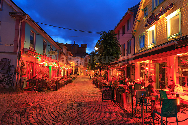 Stavanger. Bybillede med cafeer i Fargegaten i den gamle by i Stavanger i skumringen; ; Fargegaten / �vre Holmegate / Stavanger; Norge; ; ; Bybilleder gadebilled