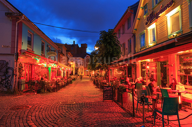 Stavanger. Bybillede med cafeer i Fargegaten i den gamle by i Stavanger i skumringen; ; Fargegaten / �vre Holmegate / Stavanger; Norge; ; ; Bybilleder gadebilled