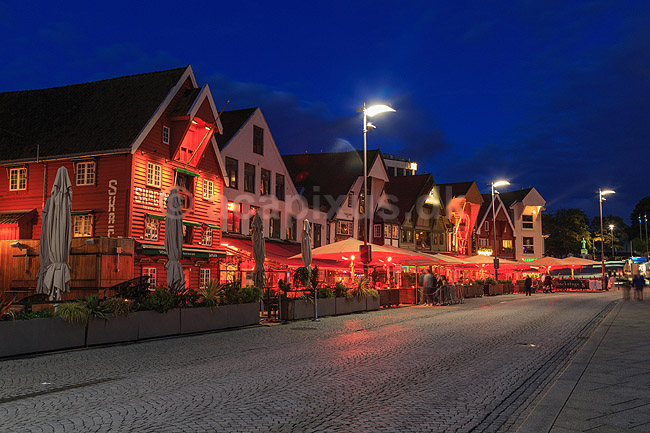 Stavanger. Bybillede med Skagenkaien i Stavanger i skumringen; ; Skagenkaien / Stavanger; Norge; ; ; Bybilleder gadebilled