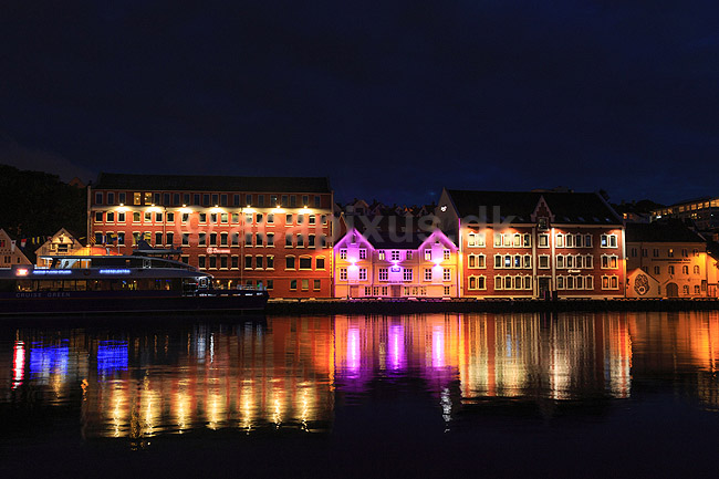 Stavanger. Bybillede over havnen og Strandkaien i Stavanger i skumringen; ; Strandkaien / Stavanger; Norge; ; ; Bybilleder gadebilled