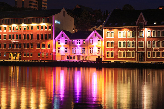 Stavanger. Bybillede over havnen og Strandkaien i Stavanger i skumringen; ; Strandkaien / Stavanger; Norge; ; ; Bybilleder gadebilled