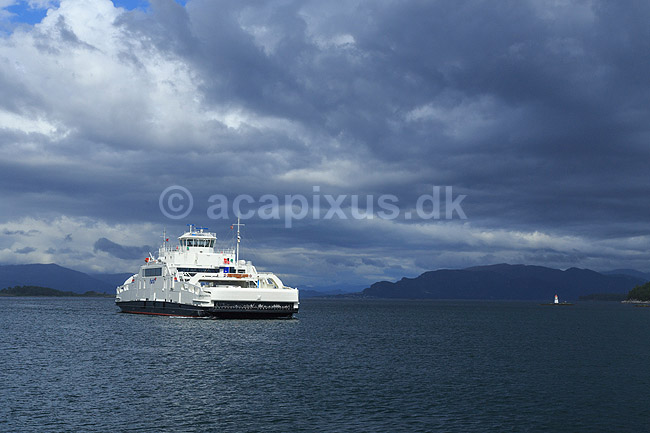 Elf�rge. F�rgen Kommand�ren, drevet af el, p� ruten imellen V�ge og Halhjem syd for Bergen i Norge; ; V�ge; Norge; ; ; Fjordline, f�rger, f�rgedrift, transport, elektrisk