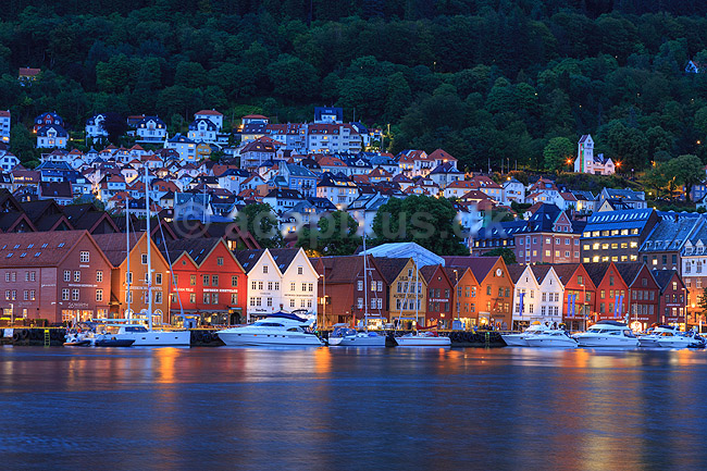 Bergen. Bryggen i Bergen i skumringen; ; Bergen; Norge; ; ; Turisme, sev�rdigheder