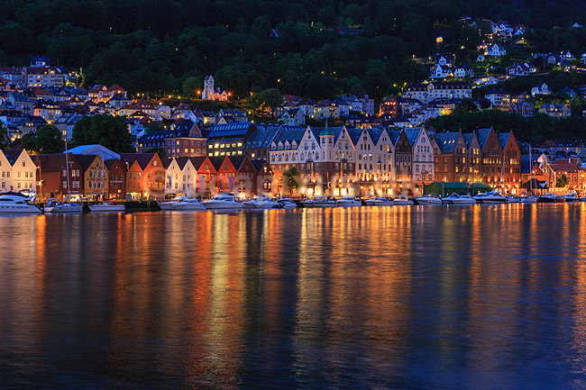 Bergen. Bryggen i Bergen i skumringen; ; Bergen; Norge; ; ; Turisme, sev�rdigheder