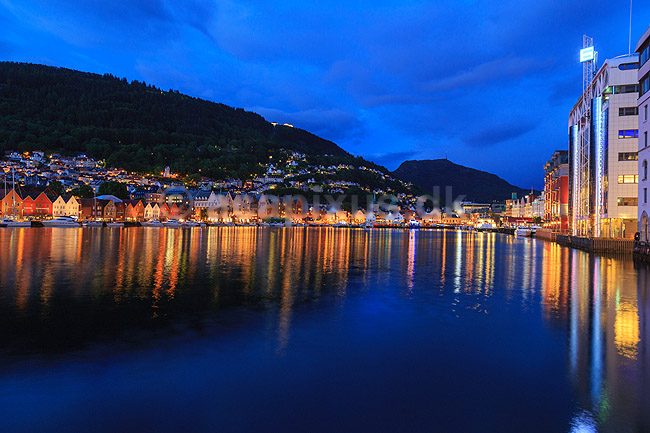 Bergen. Bryggen og havnen i Bergen i skumringen; ; Bergen; Norge; ; ; Turisme, sev�rdigheder