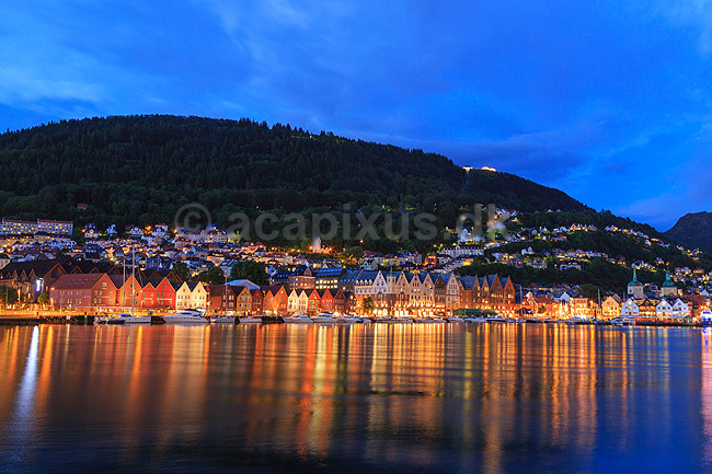 Bergen. Bryggen i Bergen i skumringen; ; Bergen; Norge; ; ; Turisme, sev�rdigheder