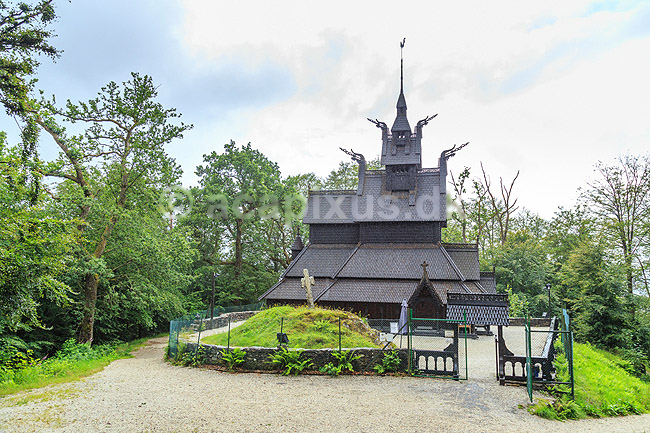 Fantoft Stavkirke. Den genopbyggede Fantoft Stavkirke i regnvejr; ; Fantoft / Bergen; Norge; ; ; Turisme, sev�rdigheder, kristendom, stavkirker