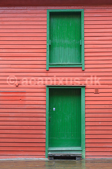 Bergen. D�re p� facade i Bryggen i Bergen; ; Bryggen / Bergen; Norge; ; ; Turisme, sev�rdigheder, gr�n, r�d, farver