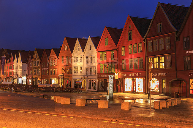 Bergen. Bryggen i Bergen i skumringen; ; Bryggen / Bergen; Norge; ; ; Turisme, sev�rdigheder