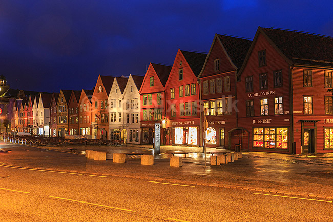 Bergen. Bryggen i Bergen i skumringen; ; Bryggen / Bergen; Norge; ; ; Turisme, sev�rdigheder