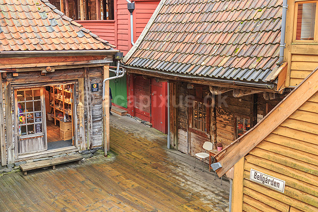 Bergen. Detaljer af de gamle tr�huse ved Bellg�rden p� Bryggen i Bergen; ; Bryggen / Bergen; Norge; ; ; Turisme, sev�rdigheder, Hansestaderne, Hanseaterne, Hanseater, handel