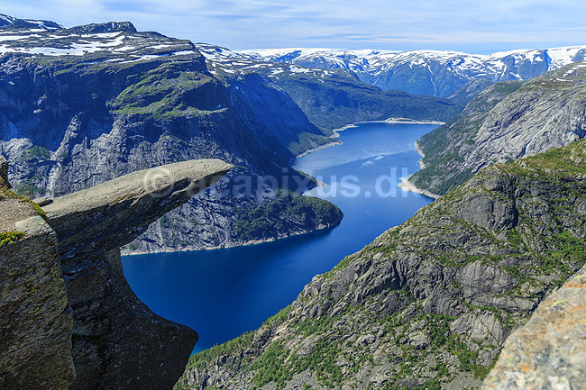 Trolltunga. Trolltunga, en klippeformation der stikker ud af klippesiden 700 meter over Ringedalvatnet n�r Hardangervidda National Park; ; Trolltunga / Tyssedal; Norge; ; ; Vandring, vandretur, fjeldvandring, turisme, hiking