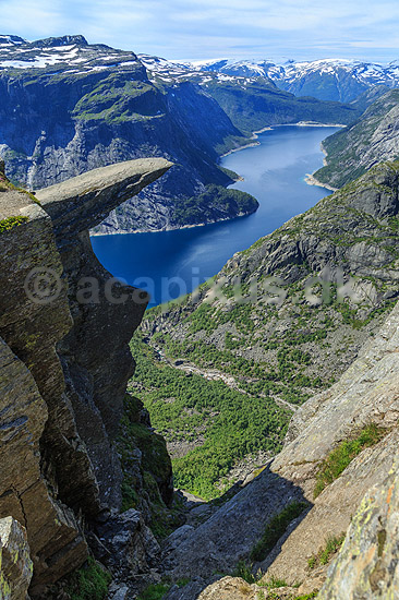 Trolltunga. Trolltunga, en klippeformation der stikker ud af klippesiden 700 meter over Ringedalvatnet n�r Hardangervidda National Park; ; Trolltunga / Tyssedal; Norge; ; ; Vandring, vandretur, fjeldvandring, turisme, hiking