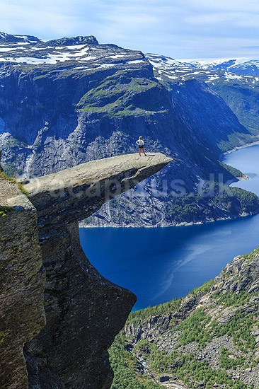 Trolltunga. Fjeldvandrer p� Trolltunga, en klippeformation der stikker ud af klippesiden 700 meter over Ringedalvatnet n�r Hardangervidda National Park; ; Trolltunga / Tyssedal; Norge; ; ; Vandring, vandretur, fjeldvandring, turisme, hiking