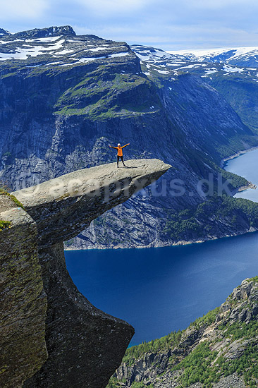 Trolltunga. Fjeldvandrer p� Trolltunga, en klippeformation der stikker ud af klippesiden 700 meter over Ringedalvatnet n�r Hardangervidda National Park; ; Trolltunga / Tyssedal; Norge; ; ; Vandring, vandretur, fjeldvandring, turisme, hiking