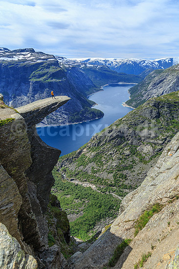 Trolltunga. Fjeldvandrer p� Trolltunga, en klippeformation der stikker ud af klippesiden 700 meter over Ringedalvatnet n�r Hardangervidda National Park; ; Trolltunga / Tyssedal; Norge; ; ; Vandring, vandretur, fjeldvandring, turisme, hiking