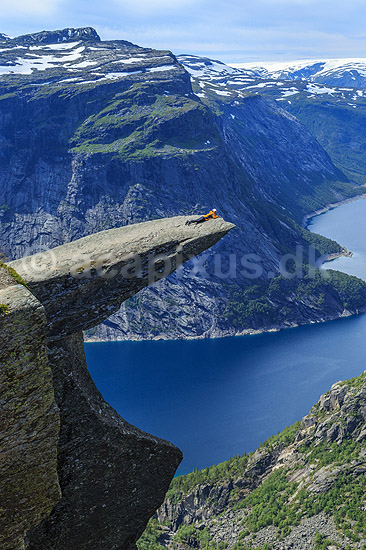 Trolltunga. Fjeldvandrer p� Trolltunga, en klippeformation der stikker ud af klippesiden 700 meter over Ringedalvatnet n�r Hardangervidda National Park; ; Trolltunga / Tyssedal; Norge; ; ; Vandring, vandretur, fjeldvandring, turisme, hiking