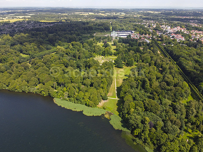 Fredensborg Slot. Fredensborg Slotshave ud til Esrum S�. I baggrunden Fredensborg Slot; ; Fredensborg Slot / Fredensborg; Danmark; ; ; Slotte, kongeslotte, dronefoto