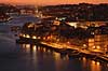 Porto i aftenskumring. Floden Duoro løber imellem byerne Porto (th) og Vila Nova de Gaia (tv)  Vila Nova de Gaia / Porto Portugal   Aftenbilleder, bybilleder