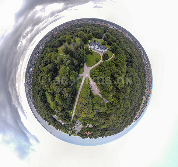 Charlottenlund Slot. Little Earth panorama med Charlottenlund Slot i slotsparken; ; Charlottenlund; Danmark; ; ; slotte sev�rdigheder parker, Ferdinand Meldahl, dronefoto