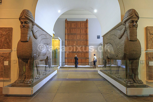 British Museum. Human-headed som flakerede en indgang til det kongelige palads af King Ashurnasirpal II (883�859 BC) i Nimrud. Bagers replicas af store bronze ports af Shalmaneser III (858�824 BC) fra Balawat; ; The British Museum / London; England; ; sev�rdigheder; ark�ologi, Assyrien, Iraq, Irak