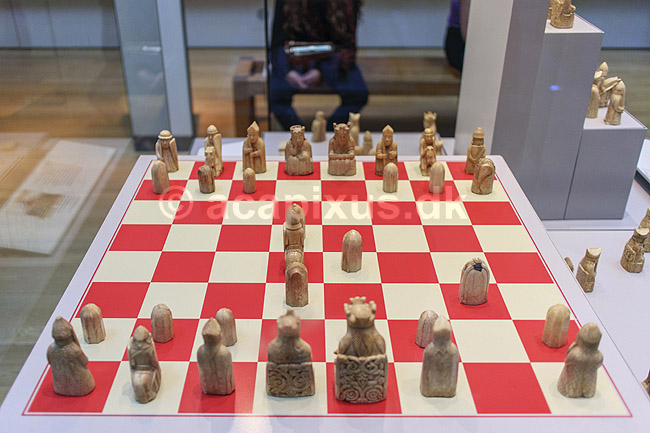 Lewis chessmen. Lewis chessmen er flere s�t middelalderlige skakbrikker fundet p� Ydre Hebrider i 1831, formodentligt sk�ret i Norge i 1100 tallet, udstillet p� British Museum; ; The British Museum / London; England; ; sev�rdigheder; Skak, br�tspil
