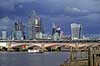 London skyline. City of London skyline med byggekraner bag Blackfriars Bridge og med Themsen i forggrunden. Th The Fenchurch Building (The Walkie-Talkie)  London England   Skyskrabere, storbyer, hovedsad, hovedst�der