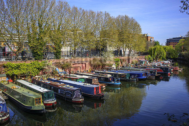 Husb�de. Husb�de forankret ved Lisson Grove Mooring i Regent's Canal i Little Venice i London; ; Little Venice / London; England; ; ; Husb�d, beboelse, huspriser