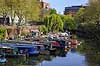 Husb�de. Husb�de forankret ved Lisson Grove Mooring i Regent's Canal i London  Little Venice / London England   Husb�d, beboelse, huspriser