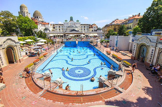 Gellert thermiske bade. Gellert termiske bade, Gellert Thermal Baths and Swimming Pool, p� den vestlige Buda-side af Donaufloden i Budapest; ; Hotel Gellert / Budapest; Ungarn; ; sev�rdigheder; Gellert Gyogyfurdo es Uszoda, swimmingpool, badeferie, badning, sv�mning
