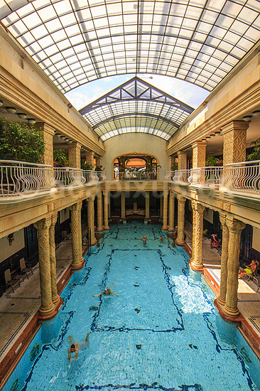 Gellert thermiske bade. Gellert termiske bade, Gellert Thermal Baths and Swimming Pool, p� den vestlige Buda-side af Donaufloden i Budapest; ; Hotel Gellert / Budapest; Ungarn; ; sev�rdigheder; Gellert Gyogyfurdo es Uszoda, swimmingpool, badeferie, badning, sv�mning