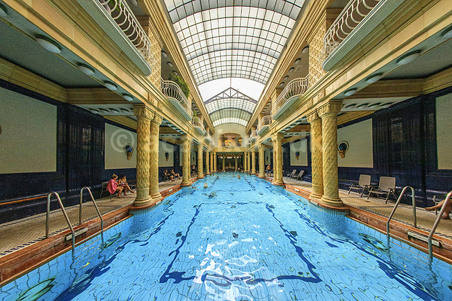 Gellert thermiske bade. Gellert termiske bade, Gellert Thermal Baths and Swimming Pool, p� den vestlige Buda-side af Donaufloden i Budapest; ; Hotel Gellert / Budapest; Ungarn; ; sev�rdigheder; Gellert Gyogyfurdo es Uszoda, swimmingpool, badeferie, badning, sv�mning